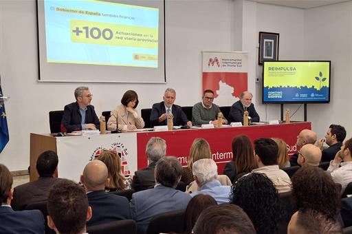 El ministro de Política Territorial y Memoria Democrática, Ángel Víctor Torres, durante la reunión con los ediles