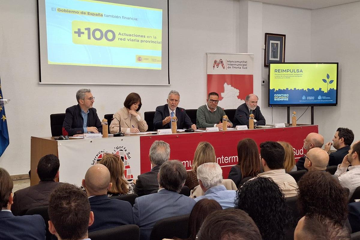 El ministro de Política Territorial y Memoria Democrática, Ángel Víctor Torres, durante la reunión con los ediles