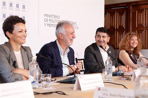 El ministro de Política Territorial y Memoria Democrática, Ángel Víctor Torres, junto a otros integrantes de la comisión