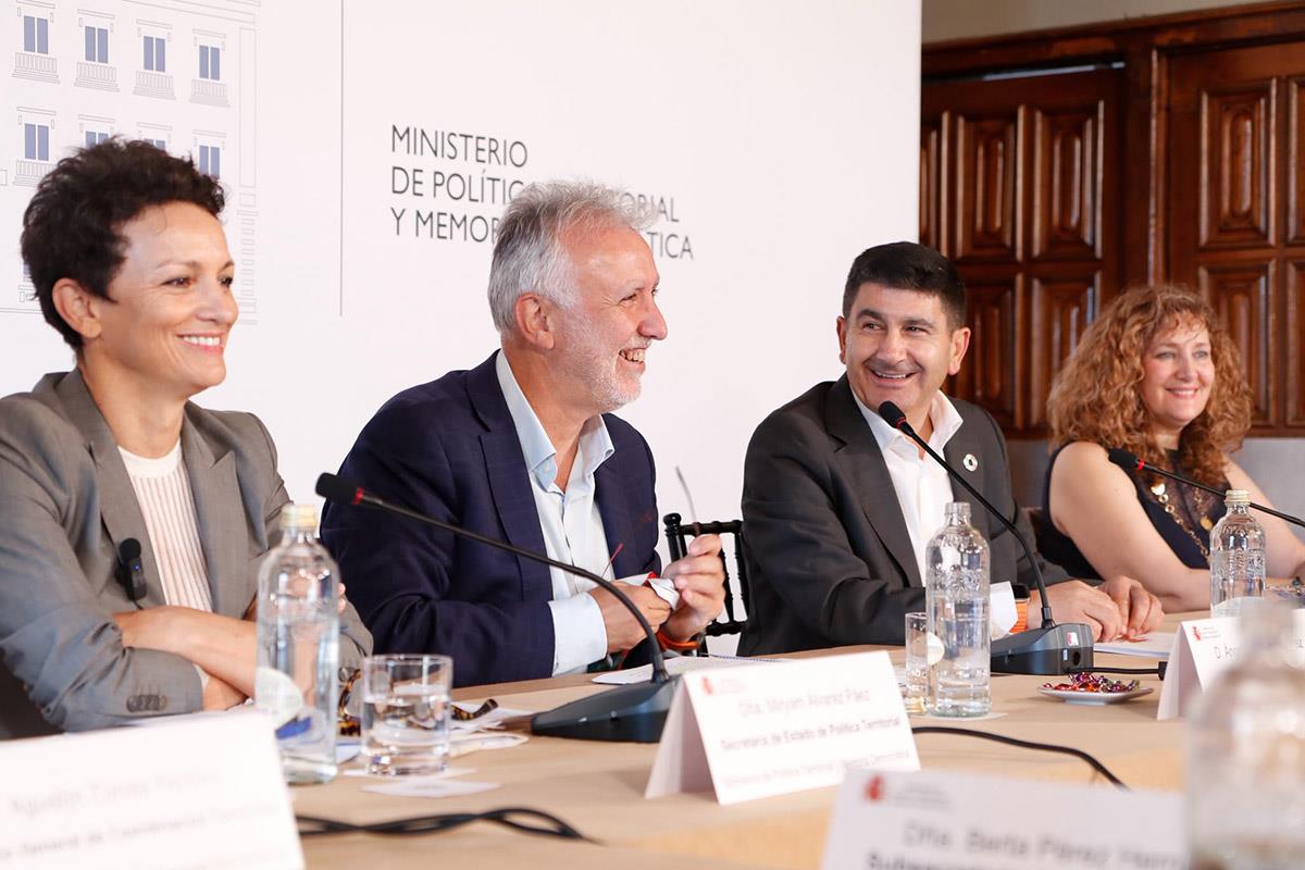 El ministro de Política Territorial y Memoria Democrática, Ángel Víctor Torres, junto a otros integrantes de la comisión.