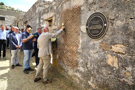  Ángel Víctor Torres en el acto de colocación de la placa de Lugar de Memoria Democrática