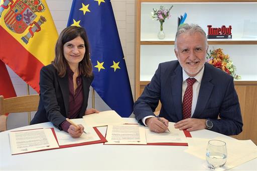 El ministro de Política Territorial y Memoria Democrática, Ángel Víctor Torres, con la ministra delegada francesa, Alice Rufo