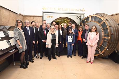 El ministro de Política Territorial y Memoria Democrática, Ángel Víctor Torres, junto a algunos de los participantes en el acto.