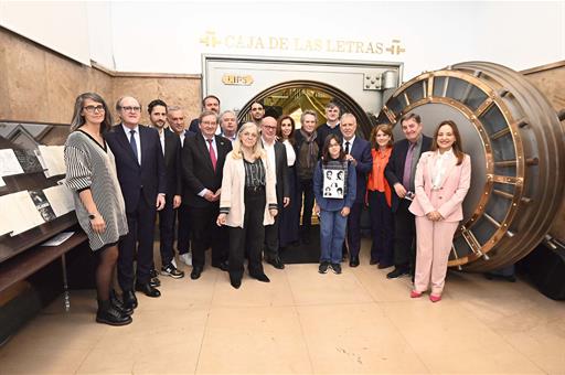 El ministro de Política Territorial y Memoria Democrática, Ángel Víctor Torres, junto a algunos de los participantes en el acto.