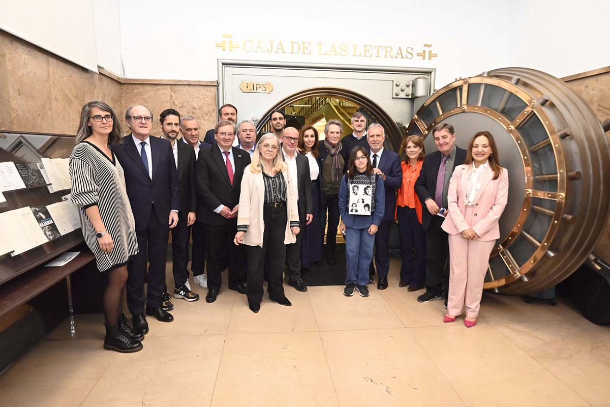 El ministro de Política Territorial y Memoria Democrática, Ángel Víctor Torres, junto a algunos de los participantes en el acto.