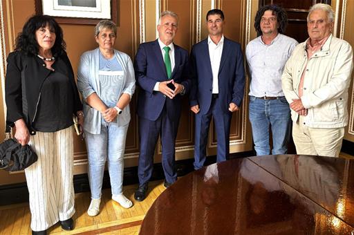 El ministro Ángel Víctor Torres, con la Agrupación de Familiares de la Fosa Común del Cementerio de Vegueta