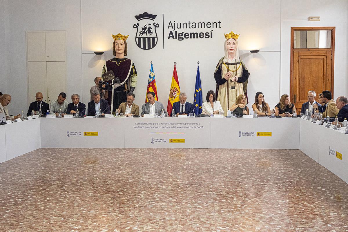 El ministro de Política Territorial y Memoria Democrática, Ángel Víctor Torres, durante la celebración de la Comisión Mixta