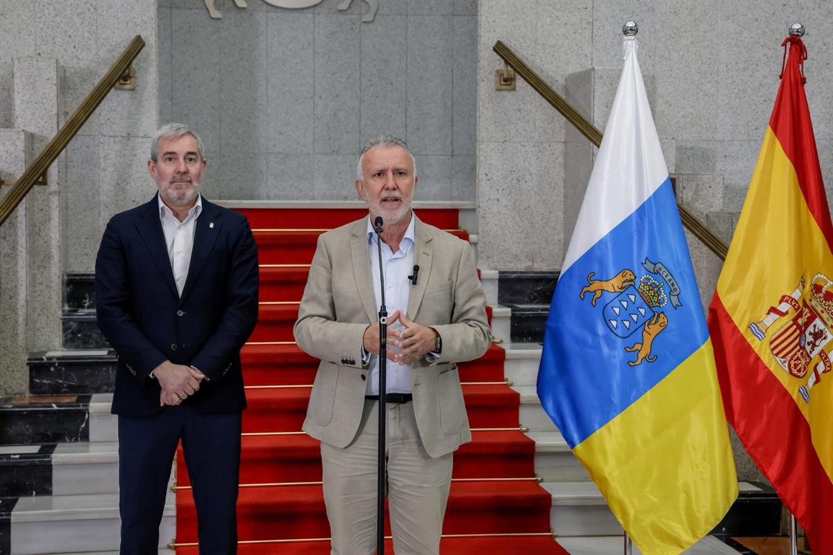 El ministro de Política Territorial y Memoria Democrática, Ángel Víctor Torres, y el presidente de Canarias. 
