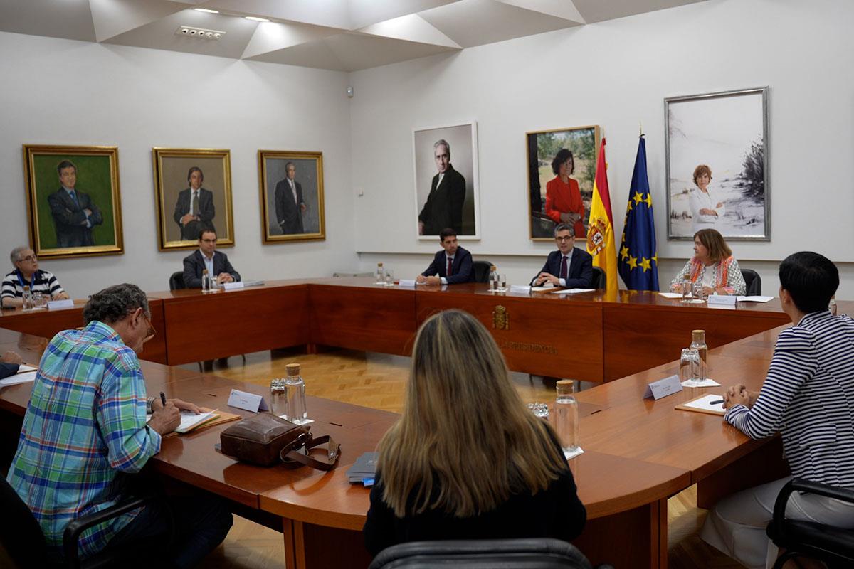 El ministro de la Presidencia, Justicia y Relaciones con las Cortes, Félix Bolaños, junto a  las asociaciones de víctimas