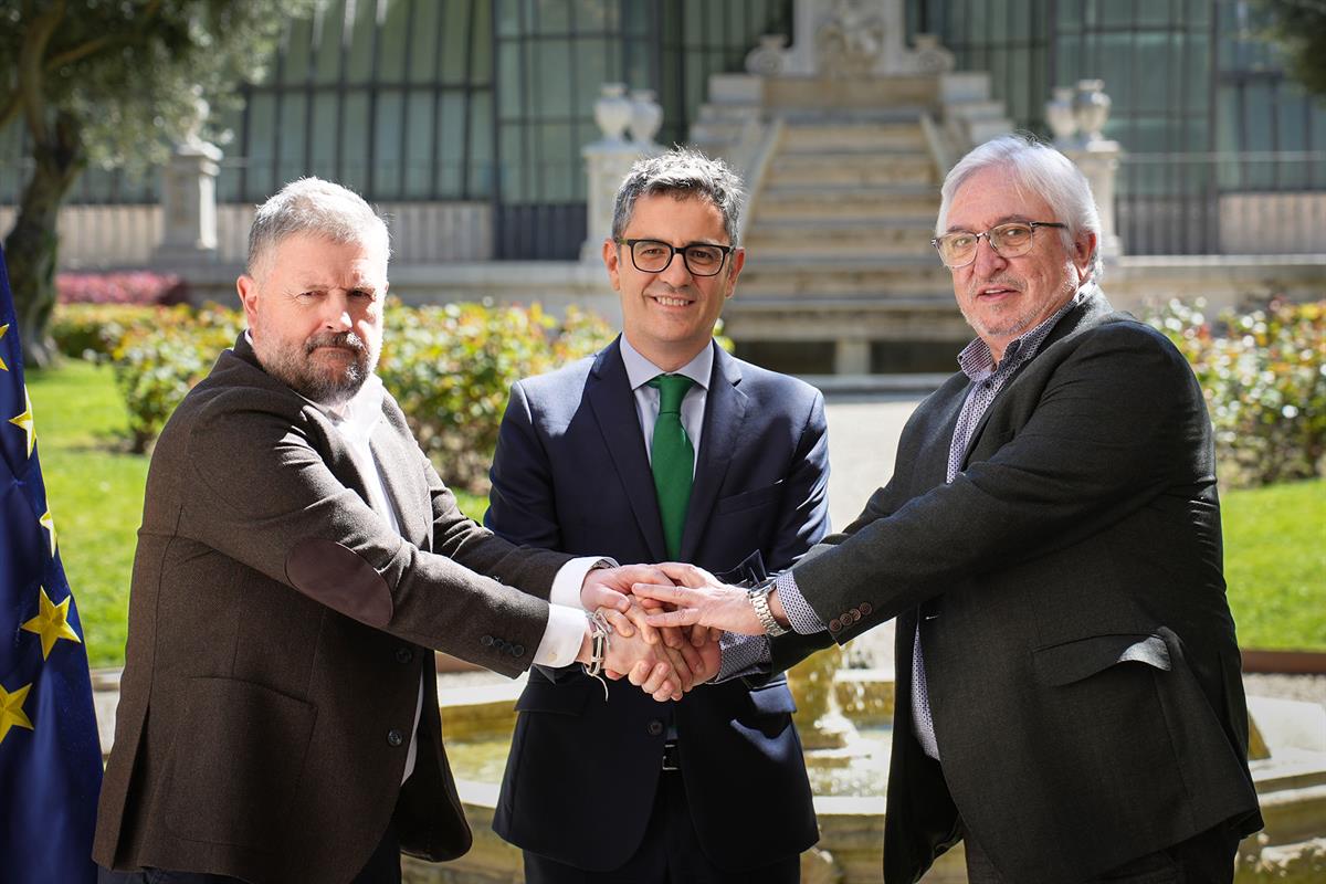 El ministro de la Presidencia, Justicia y Relaciones con las Cortes, Félix Bolaños, junto a los representantes sindicales