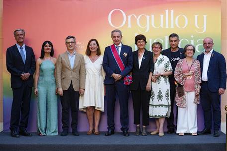Posado del ministro Félix Bolaños, el presidente Zapatero y la presidenta de la Fundación Pedro Zerolo, entre otros.