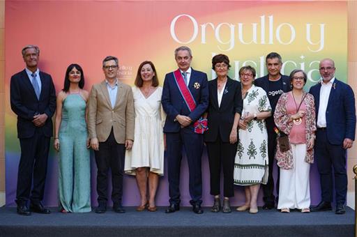 Posado del ministro Félix Bolaños, el presidente Zapatero y la presidenta de la Fundación Pedro Zerolo, entre otros.