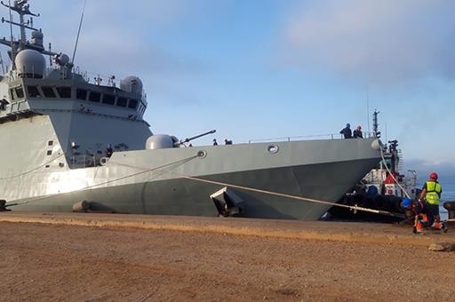 Llegada del buque de acción rápida de la Armada española Audaz P-45 al muelle de Crinavis, en San Roque (Cádiz)