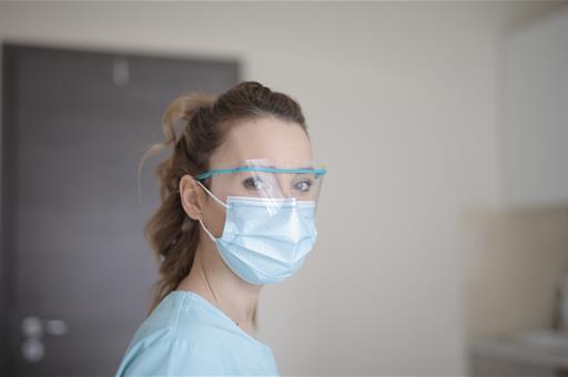 Enfermera llevando mascarilla