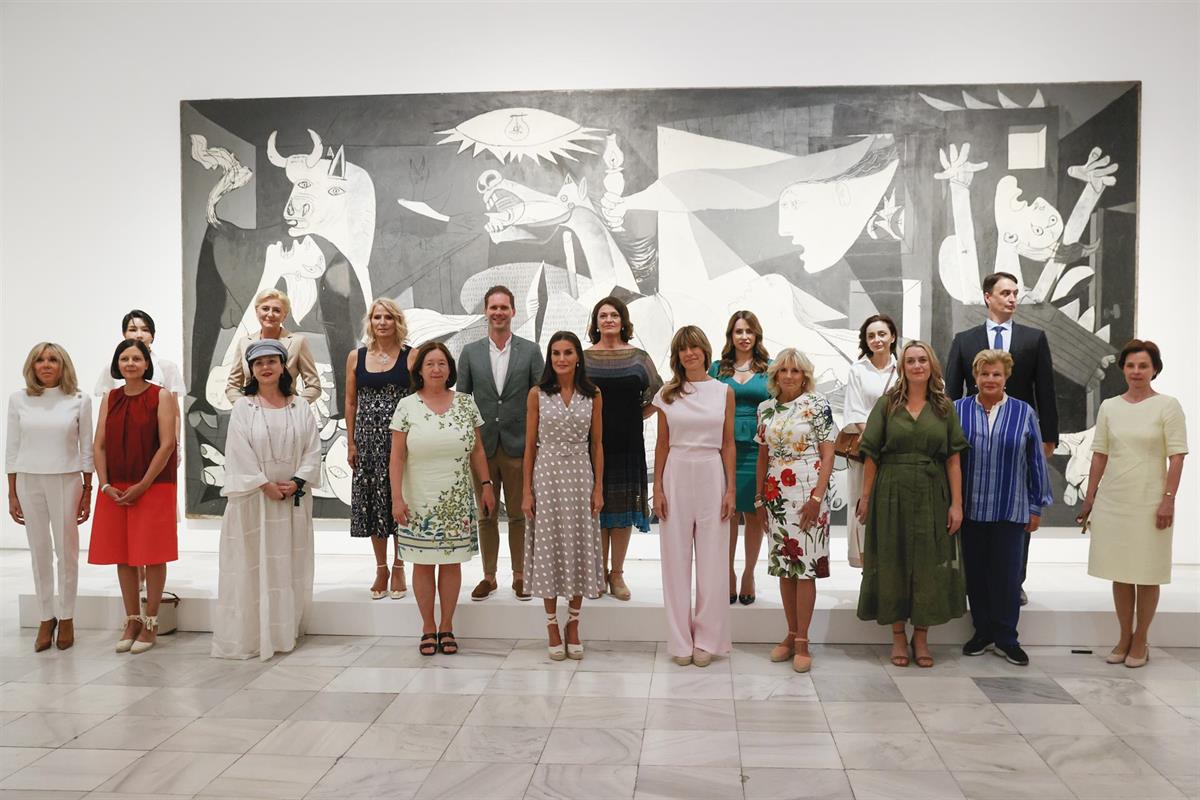 Acompañantes de los asistentes a la Cumbre de la OTAN y la reina Letizia, ante el Guernica de Picasso 