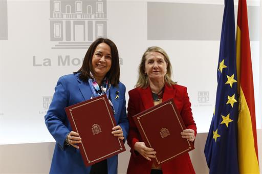 Genoveva Ruiz Calavera y Aurora Mejía Errasquín, tras firmar el acuerdo.