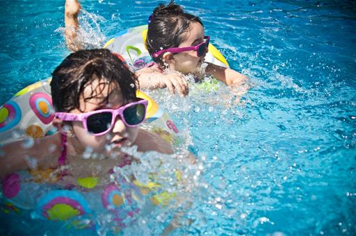 Niños bañándose en la piscina