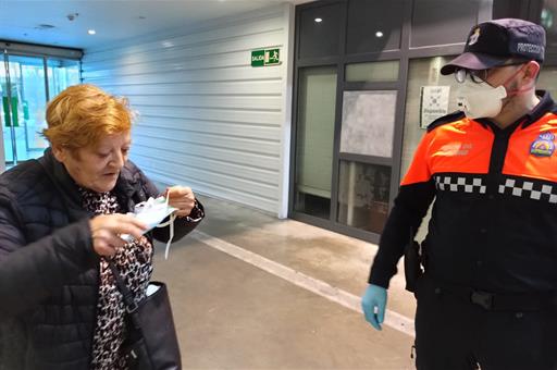 Una mujer recibe una mascarilla