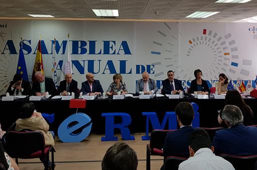 María Luisa Carcedo junto a los asistentes a la Asamblea del CERMI