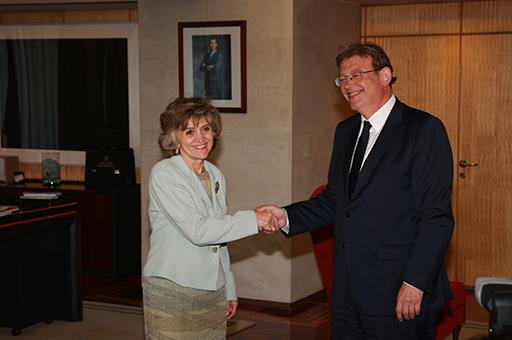 María Luisa Carcedo y Ximo Puig se saludan