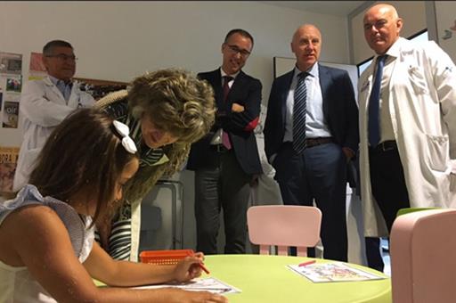 Maria Luisa Carcedo durante su visita a la Unidad de Hipoacusia del Hospital Central de Asturias
