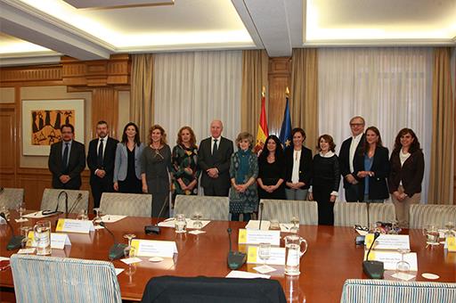 La ministra María Luisa Carcedo con los asistentes a la presentación