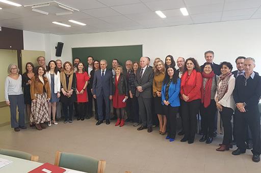 Foto de familia de la ministra junto a los asistentes al acto