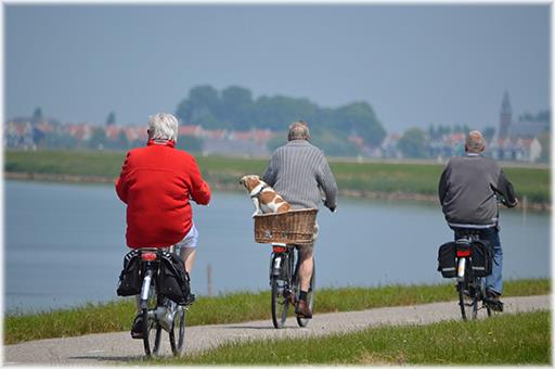 Tres ancianos paseando en bicicleta