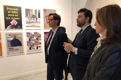 El ministro de Sanidad, Salvador Illa, durante su visita a la exposición