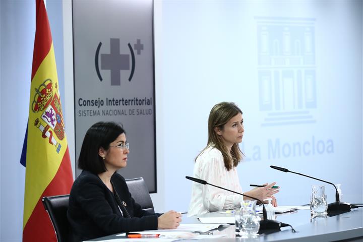 La ministra de Sanidad, Carolina Darias, y la directora de la Agencia Española del Medicamento, María Jesús Lamas