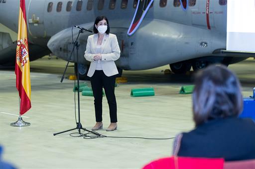 La ministra de Sanidad visita la Base Aérea de Getafe (Madrid) junto a la ministra de Defensa