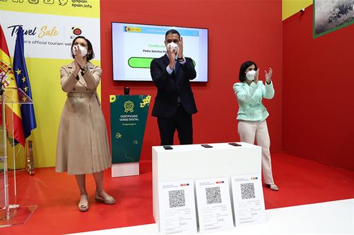 Reyes Maroto, Pedro Sánchez y Carolina Darias durante la presentación del pasaporte verde