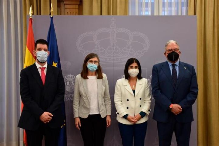 La ministra Carolina Darias y los asistentes a la reunión