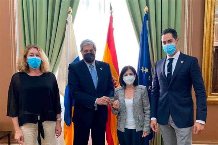 Carolina Darias junto a los asistentes a la reunión