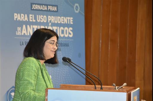 La ministra Carolina Darias inaugura una jornada para el uso prudente de los antibióticos