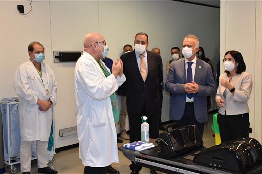 La ministra de Sanidad, Carolina Darias, durante su visita al hospita
