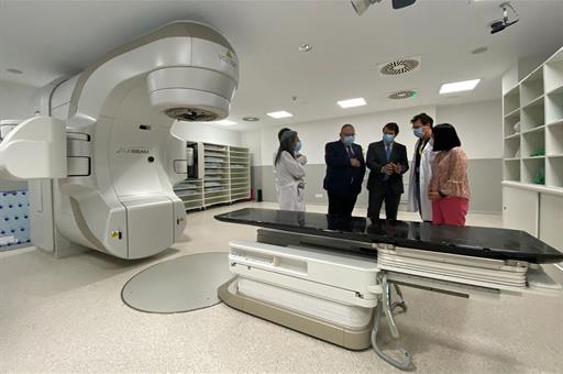 La ministra Carolina Darias y el presidente de la Junta de Castilla y León, en el Hospital Universitario de Salamanca