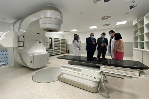 La ministra Carolina Darias y el presidente de la Junta de Castilla y León, en el Hospital Universitario de Salamanca