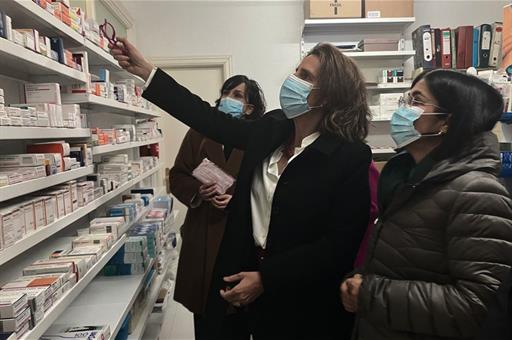 La vicepresidenta tercera del Gobierno, Teresa Ribera, y la ministra de Sanidad, Carolina Darias, en una farmacia rural