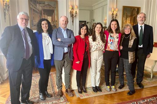 La ministra de Sanidad, Carolina Darias, junto a un grupo de investigadores españoles