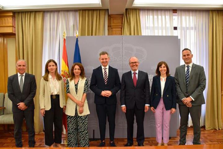 El ministro de Sanidad, José Miñones, junto a los asistentes a la reunión.