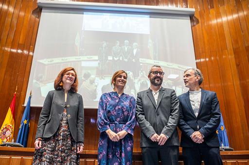 La ministra de Sanidad, Mónica García, junto a los altos cargos de su departamento.