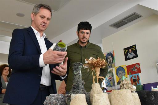 El ministro de Sanidad, José Miñones, durante su visita a la Asociación Pro Enfermos Mentales (APEM) 