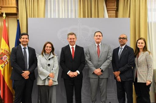 El ministro de Sanidad en funciones, José Miñones, junto al director de la Organización Panamericana de la Salud, Jarbas Barbosa