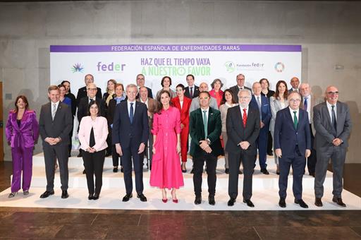 La reina Leticia y la ministra de Sanidad, Carolina Darias, junto a otros participantes en la jornada