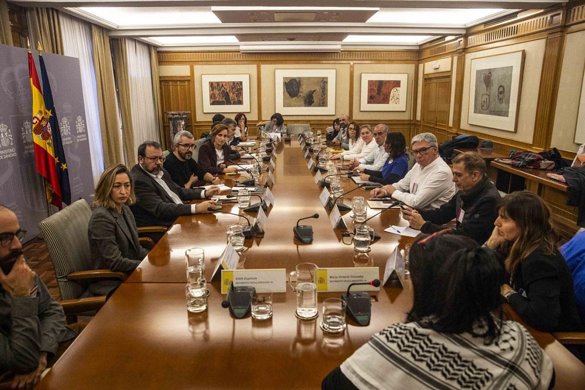 La ministra de Sanidad, Mónica García, junto a los asistentes a la reunión.