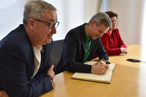 El ministro de Sanidad, José Miñones, firma en el libro de honor del ayuntamiento de Ames (Coruña)