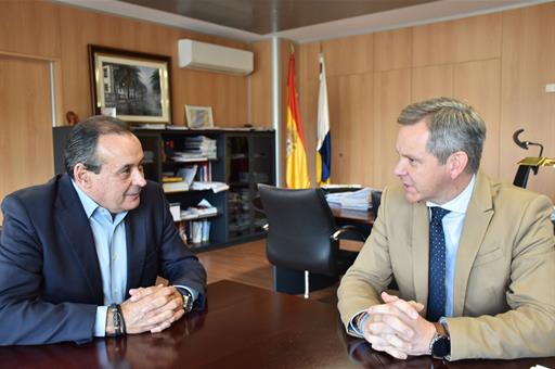 El ministro de Sanidad, José Miñones, junto al consejero de Sanidad del Gobierno de Canarias, Blas Trujillo.