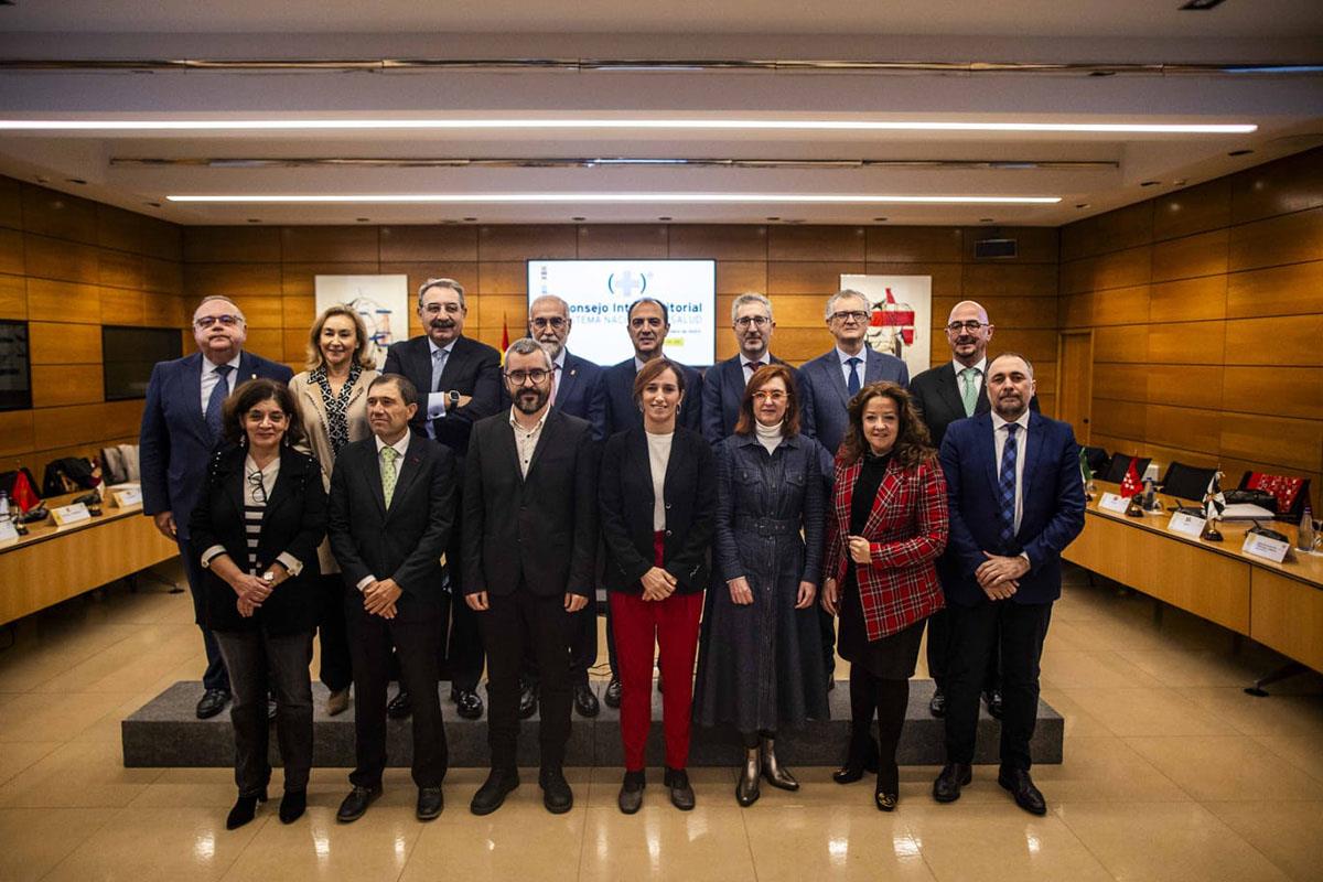 La ministra de Sanidad, Mónica García, junto a los integrantes del Consejo Interterritorial del Sistema Nacional de Salud.