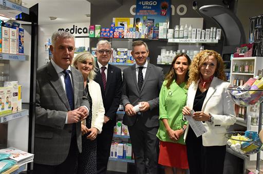 El ministro de Sanidad, José Miñones, durante su visita a una farmacia de  Mondéjar (Guadalajara)